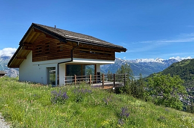 chalet côté cuisine avec terrasse et balcon