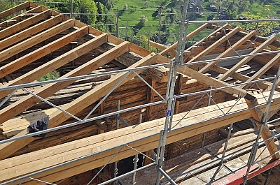 charpente des 2 raccards en construction