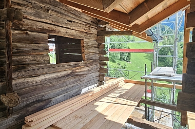 galerie et balcon entre les 2 chalet